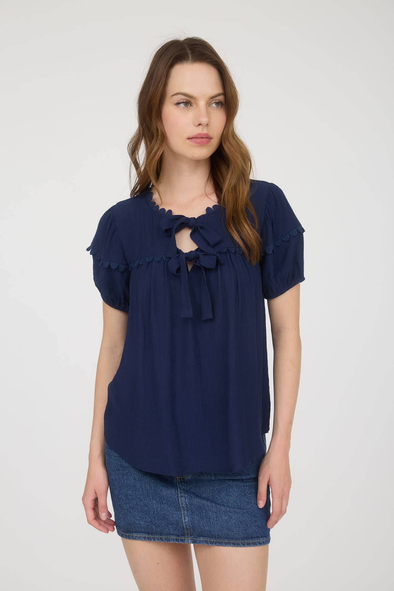 SCALLOP TRIM PUFF SLEEVE TOP
