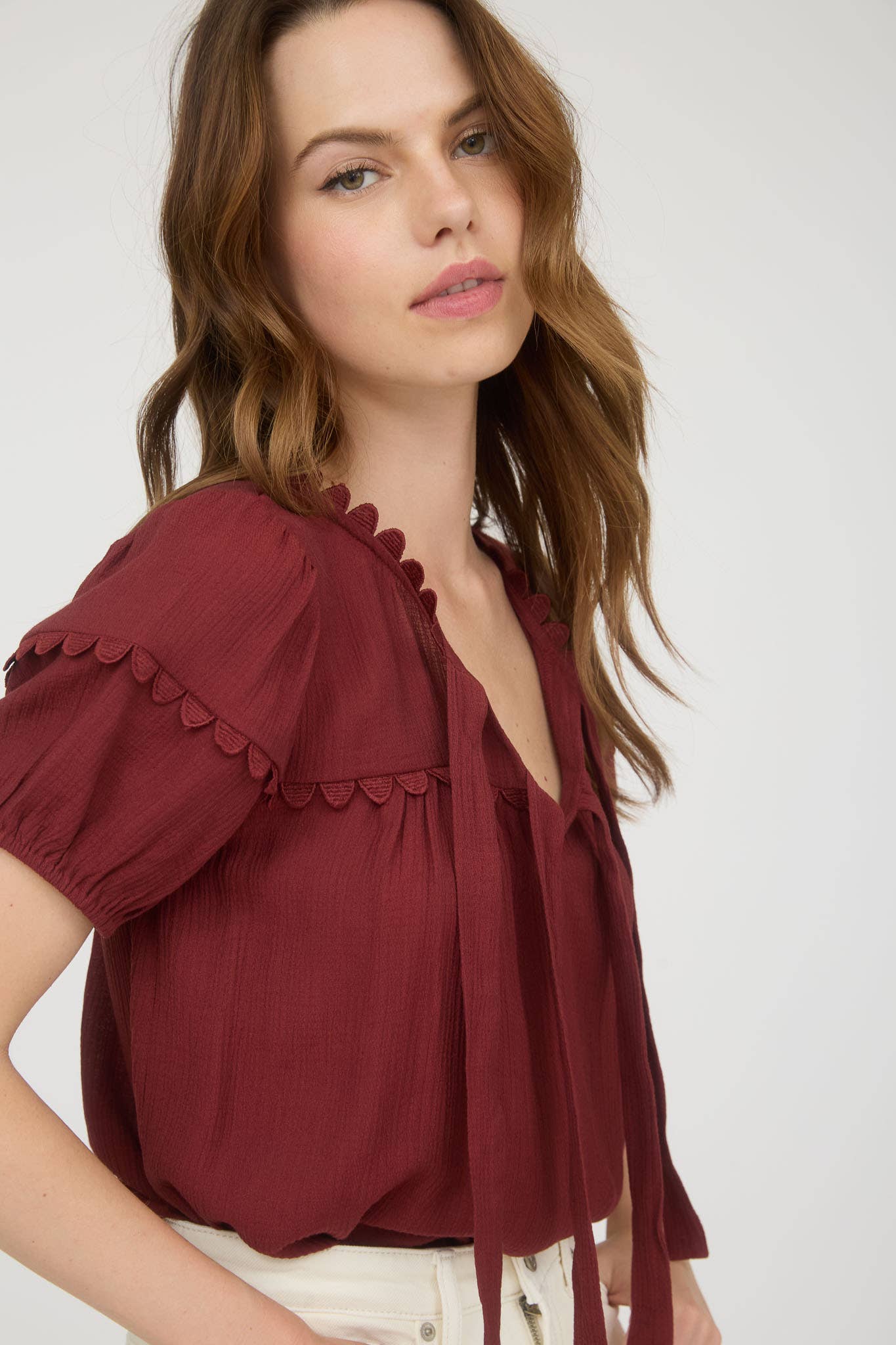 SCALLOP TRIM PUFF SLEEVE TOP