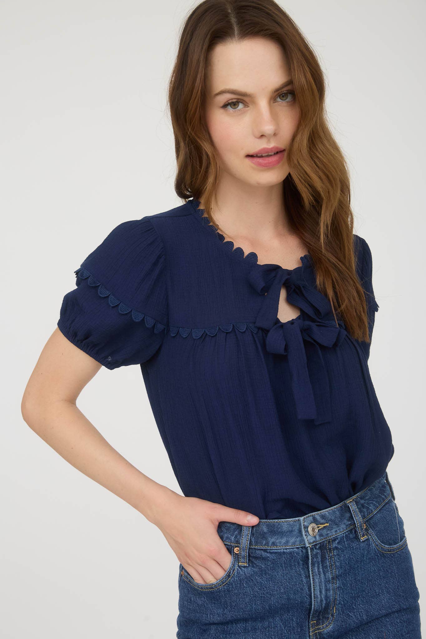 SCALLOP TRIM PUFF SLEEVE TOP