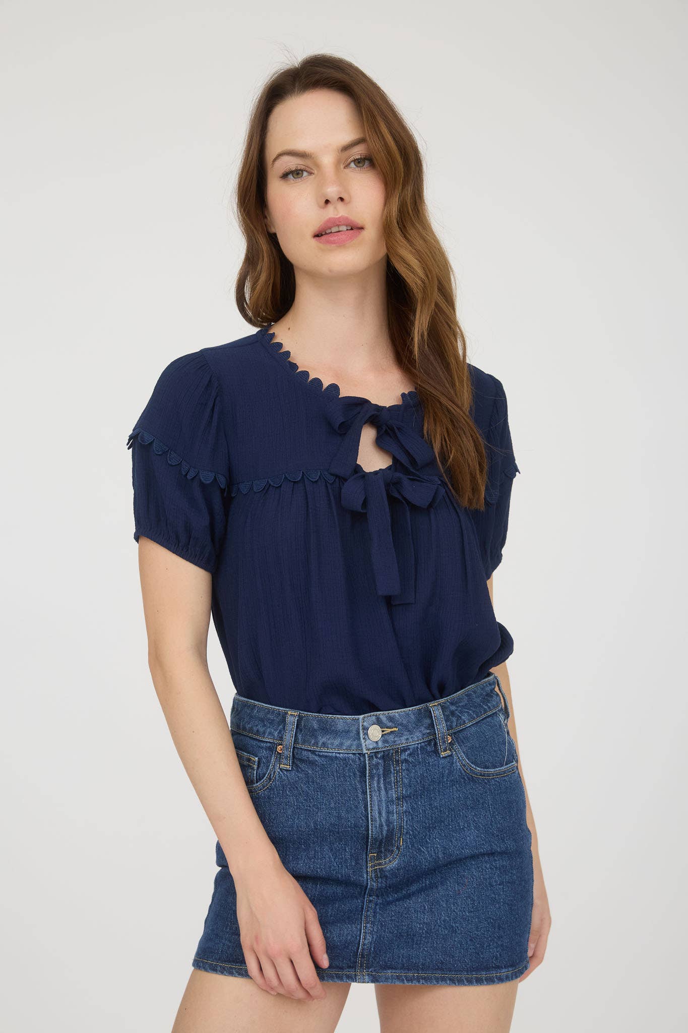 SCALLOP TRIM PUFF SLEEVE TOP