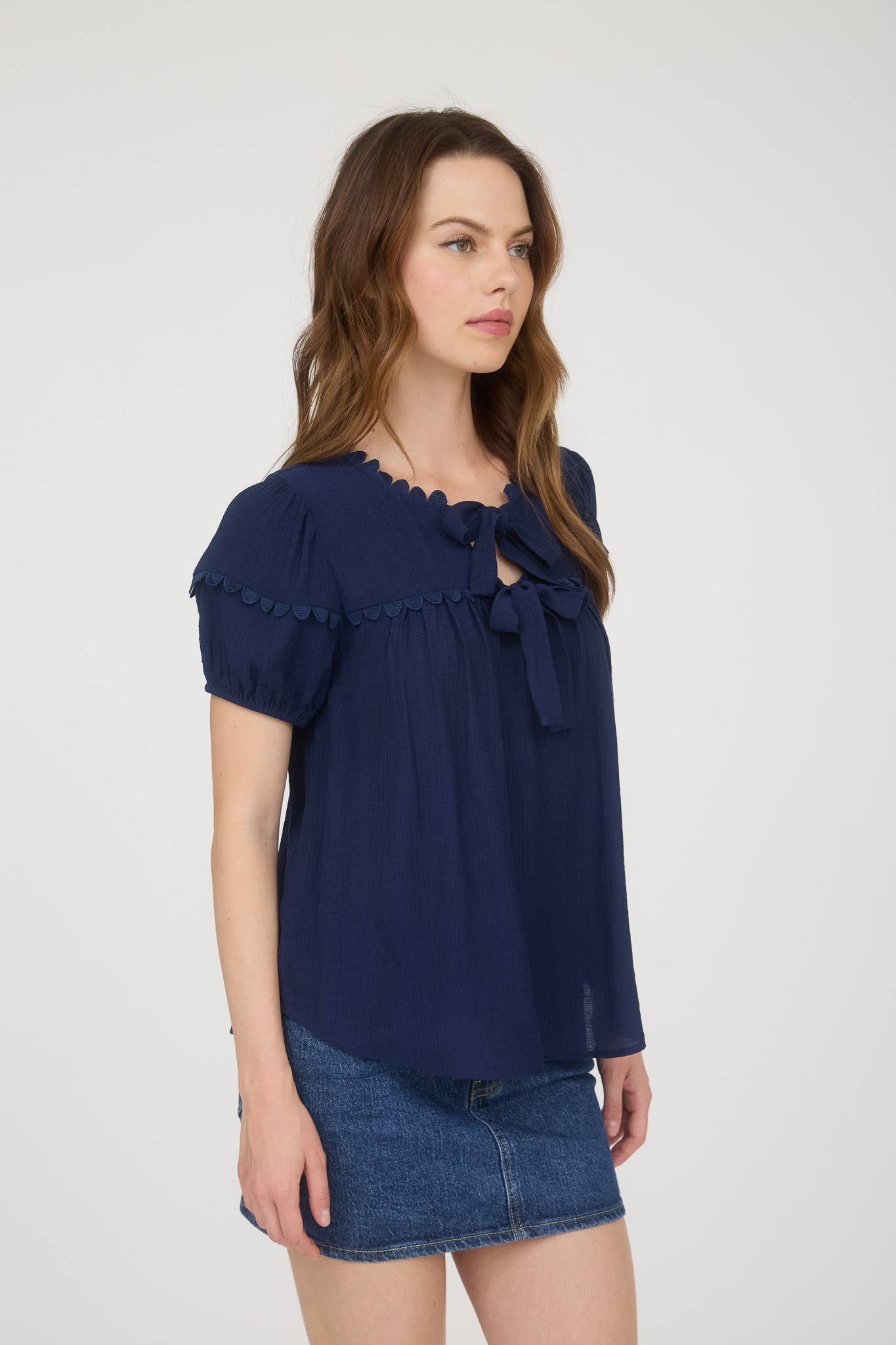 SCALLOP TRIM PUFF SLEEVE TOP