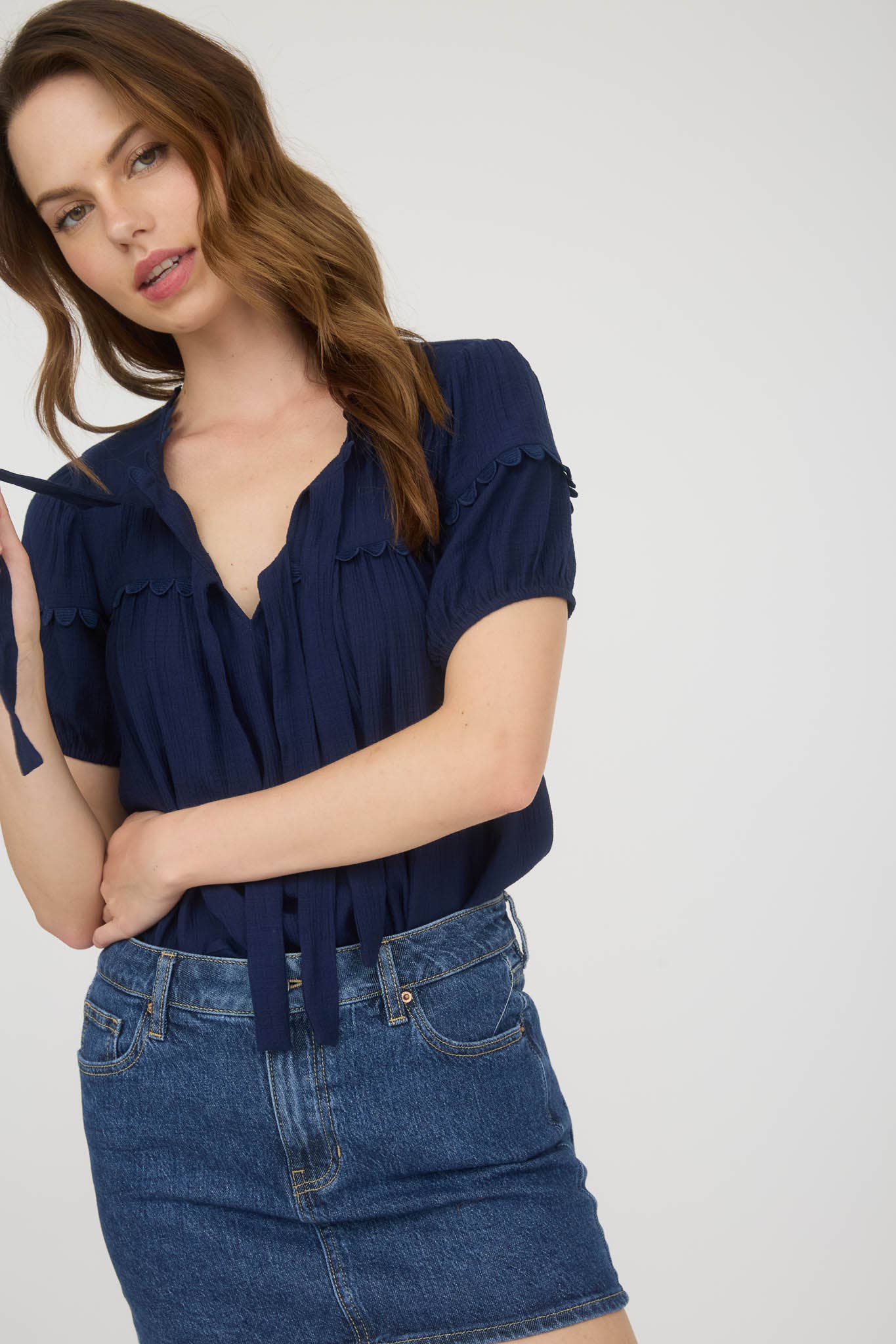 SCALLOP TRIM PUFF SLEEVE TOP