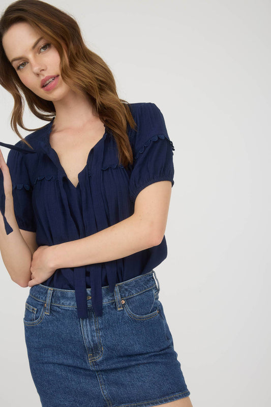 SCALLOP TRIM PUFF SLEEVE TOP